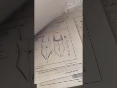 Das Dreieck-Badeanzug-Mode-einfache Riemen-Mädchenbadeanzug-Schwimmen-Kappe UPF50+-Kinder